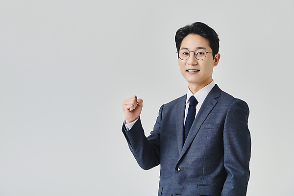 포토 JPG 스튜디오촬영 응시 남자 안경 회색배경 실내 한명 미소 정장 상반신 성인 앞모습 30대 비즈니스라이프 파이팅 주먹 한국인 직장인 비즈니스맨 성인남자한명만 안경낌 국내포토 직업 1 라이프스타일 시선 잡화 옷 뷰포인트 백그라운드 비즈니스 모션 표정 사람 동양인 내부 장년 회색 남자한명만 성인남자만 파일형식