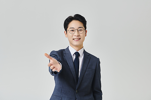 포토 JPG 스튜디오촬영 응시 남자 안경 회색배경 실내 한명 미소 정장 상반신 성인 앞모습 30대 비즈니스라이프 한국인 직장인 비즈니스맨 손내밀기 성인남자한명만 안경낌 국내포토 직업 1 라이프스타일 시선 잡화 옷 뷰포인트 백그라운드 비즈니스 표정 사람 동양인 손짓 내부 장년 회색 남자한명만 성인남자만 파일형식