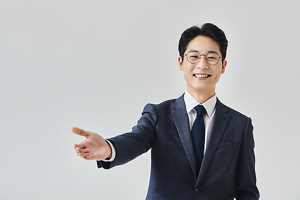 포토 JPG 스튜디오촬영 전신 응시 남자 안경 회색배경 실내 한명 서기 미소 정장 상반신 성인 앞모습 30대 비즈니스라이프 한국인 직장인 비즈니스맨 손내밀기 성인남자한명만 안경낌 국내포토 직업 1 라이프스타일 시선 잡화 옷 뷰포인트 백그라운드 비즈니스 모션 표정 사람 동양인 손짓 내부 장년 회색 남자한명만 성인남자만 파일형식