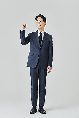 포토 JPG 스튜디오촬영 전신 응시 남자 안경 회색배경 실내 한명 서기 미소 정장 성인 앞모습 30대 비즈니스라이프 파이팅 주먹 한국인 직장인 비즈니스맨 정장구두 성인남자한명만 안경낌 국내포토 직업 1 라이프스타일 시선 잡화 옷 구두 뷰포인트 백그라운드 비즈니스 모션 표정 사람 동양인 내부 장년 회색 남자한명만 성인남자만 파일형식