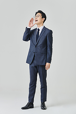 포토 JPG 스튜디오촬영 전신 응시 남자 안경 회색배경 실내 한명 서기 정장 손짓 성인 옆모습 30대 비즈니스라이프 외침 한국인 직장인 비즈니스맨 정장구두 성인남자한명만 안경낌 국내포토 직업 1 라이프스타일 시선 잡화 옷 구두 뷰포인트 백그라운드 비즈니스 모션 사람 동양인 내부 장년 소리 회색 남자한명만 성인남자만 파일형식