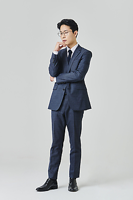 포토 JPG 스튜디오촬영 전신 응시 남자 안경 회색배경 실내 한명 서기 정장 성인 옆모습 30대 비즈니스라이프 턱괴기 한국인 직장인 비즈니스맨 고민 정장구두 성인남자한명만 안경낌 국내포토 직업 1 라이프스타일 시선 잡화 옷 감정 구두 뷰포인트 백그라운드 비즈니스 모션 사람 동양인 내부 장년 회색 남자한명만 성인남자만 파일형식