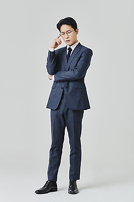 포토 JPG 스튜디오촬영 전신 남자 안경 회색배경 실내 한명 서기 정장 손짓 성인 옆모습 30대 비즈니스라이프 한국인 직장인 비즈니스맨 찡그림 고민 정장구두 성인남자한명만 안경낌 국내포토 직업 1 라이프스타일 잡화 옷 감정 구두 뷰포인트 백그라운드 비즈니스 모션 표정 사람 동양인 내부 장년 회색 남자한명만 성인남자만 파일형식