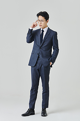 포토 JPG 스튜디오촬영 전신 남자 안경 회색배경 실내 한명 서기 정장 손짓 성인 옆모습 30대 비즈니스라이프 한국인 직장인 비즈니스맨 찡그림 고민 주머니손 정장구두 성인남자한명만 안경낌 국내포토 직업 1 라이프스타일 잡화 옷 감정 구두 뷰포인트 백그라운드 비즈니스 모션 표정 사람 동양인 내부 장년 회색 남자한명만 성인남자만 파일형식