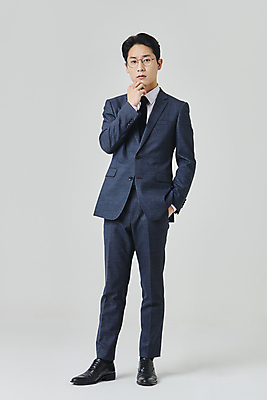 포토 JPG 스튜디오촬영 전신 응시 남자 안경 회색배경 실내 한명 서기 정장 성인 앞모습 30대 비즈니스라이프 턱괴기 한국인 직장인 비즈니스맨 고민 주머니손 정장구두 성인남자한명만 안경낌 국내포토 직업 1 라이프스타일 시선 잡화 옷 감정 구두 뷰포인트 백그라운드 비즈니스 모션 사람 동양인 내부 장년 회색 남자한명만 성인남자만 파일형식