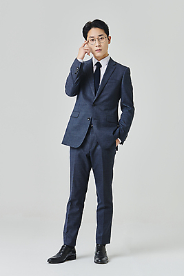 포토 JPG 스튜디오촬영 전신 응시 남자 안경 회색배경 실내 한명 서기 정장 손짓 성인 앞모습 30대 비즈니스라이프 한국인 직장인 비즈니스맨 고민 주머니손 정장구두 성인남자한명만 안경낌 국내포토 직업 1 라이프스타일 시선 잡화 옷 감정 구두 뷰포인트 백그라운드 비즈니스 모션 사람 동양인 내부 장년 회색 남자한명만 성인남자만 파일형식