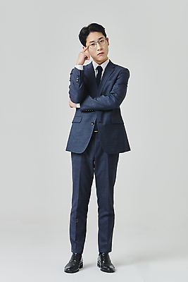 포토 JPG 스튜디오촬영 전신 응시 남자 안경 회색배경 실내 한명 서기 정장 손짓 성인 앞모습 30대 비즈니스라이프 한국인 직장인 비즈니스맨 고민 주머니손 정장구두 성인남자한명만 안경낌 국내포토 직업 1 라이프스타일 시선 잡화 옷 감정 구두 뷰포인트 백그라운드 비즈니스 모션 사람 동양인 내부 장년 회색 남자한명만 성인남자만 파일형식