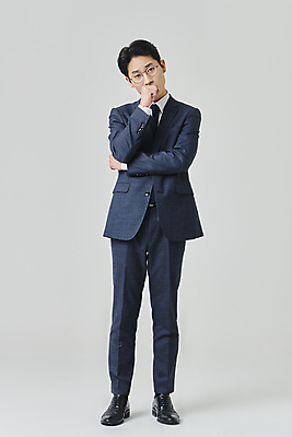 포토 JPG 스튜디오촬영 전신 응시 남자 안경 회색배경 실내 한명 서기 정장 손짓 성인 앞모습 30대 비즈니스라이프 한국인 직장인 비즈니스맨 고민 정장구두 성인남자한명만 안경낌 국내포토 직업 1 라이프스타일 시선 잡화 옷 감정 구두 뷰포인트 백그라운드 비즈니스 모션 사람 동양인 내부 장년 회색 남자한명만 성인남자만 파일형식 컬러 신발 인종 생활 남자만 성인만