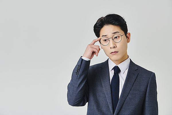 포토 JPG 스튜디오촬영 응시 남자 안경 회색배경 실내 한명 정장 손짓 상반신 성인 앞모습 30대 비즈니스라이프 한국인 직장인 비즈니스맨 고민 성인남자한명만 안경낌 국내포토 직업 1 라이프스타일 시선 잡화 옷 감정 뷰포인트 백그라운드 비즈니스 모션 사람 동양인 내부 장년 회색 남자한명만 성인남자만 파일형식