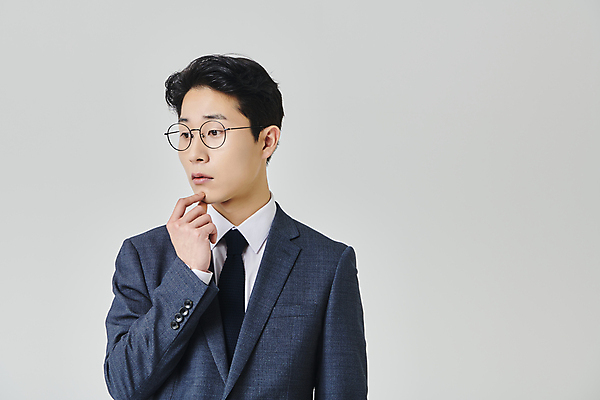포토 JPG 스튜디오촬영 응시 남자 안경 회색배경 실내 한명 정장 손짓 상반신 성인 앞모습 30대 비즈니스라이프 한국인 직장인 비즈니스맨 고민 성인남자한명만 안경낌 국내포토 직업 1 라이프스타일 시선 잡화 옷 감정 뷰포인트 백그라운드 비즈니스 모션 사람 동양인 내부 장년 회색 남자한명만 성인남자만 파일형식