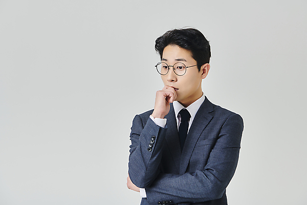 포토 JPG 스튜디오촬영 응시 남자 안경 회색배경 실내 한명 정장 상반신 성인 앞모습 30대 비즈니스라이프 턱괴기 한국인 직장인 비즈니스맨 고민 성인남자한명만 안경낌 국내포토 직업 1 라이프스타일 시선 잡화 옷 감정 뷰포인트 백그라운드 비즈니스 모션 사람 동양인 내부 장년 회색 남자한명만 성인남자만 파일형식