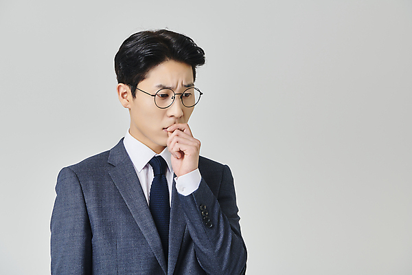 포토 JPG 스튜디오촬영 응시 남자 안경 회색배경 실내 한명 정장 손짓 상반신 성인 앞모습 30대 비즈니스라이프 한국인 직장인 비즈니스맨 찡그림 고민 성인남자한명만 안경낌 국내포토 직업 1 라이프스타일 시선 잡화 옷 감정 뷰포인트 백그라운드 비즈니스 모션 표정 사람 동양인 내부 장년 회색 남자한명만 성인남자만 파일형식