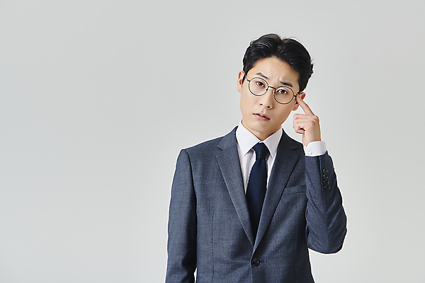포토 JPG 스튜디오촬영 응시 남자 안경 회색배경 실내 한명 정장 손짓 상반신 성인 앞모습 30대 비즈니스라이프 한국인 직장인 비즈니스맨 고민 성인남자한명만 안경낌 국내포토 직업 1 라이프스타일 시선 잡화 옷 감정 뷰포인트 백그라운드 비즈니스 모션 사람 동양인 내부 장년 회색 남자한명만 성인남자만 파일형식