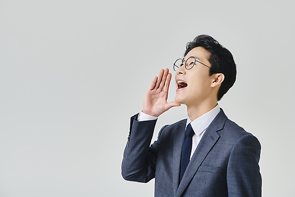 포토 JPG 스튜디오촬영 응시 남자 안경 회색배경 실내 한명 미소 정장 손짓 상반신 성인 옆모습 30대 비즈니스라이프 외침 한국인 직장인 비즈니스맨 성인남자한명만 안경낌 국내포토 직업 1 라이프스타일 시선 잡화 옷 뷰포인트 백그라운드 비즈니스 모션 표정 사람 동양인 내부 장년 소리 회색 남자한명만 성인남자만 파일형식