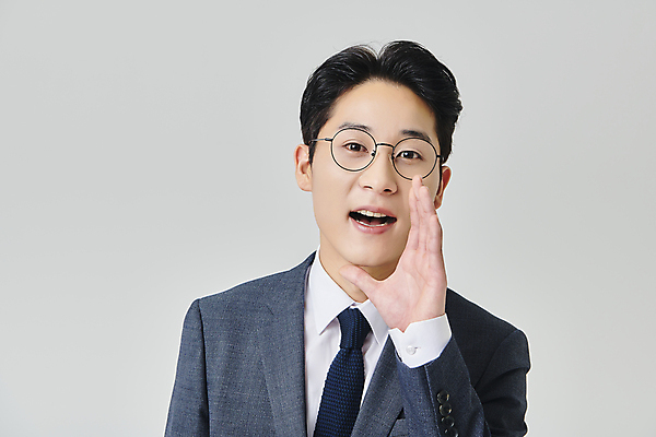 포토 JPG 스튜디오촬영 응시 남자 안경 회색배경 실내 한명 정장 손짓 상반신 성인 앞모습 30대 비즈니스라이프 외침 한국인 직장인 비즈니스맨 성인남자한명만 안경낌 국내포토 직업 1 라이프스타일 시선 잡화 옷 뷰포인트 백그라운드 비즈니스 모션 사람 동양인 내부 장년 소리 회색 남자한명만 성인남자만 파일형식