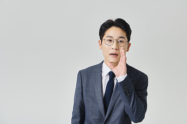 포토 JPG 스튜디오촬영 응시 남자 안경 회색배경 실내 한명 정장 손짓 상반신 성인 앞모습 30대 비즈니스라이프 한국인 직장인 비즈니스맨 성인남자한명만 안경낌 국내포토 직업 1 라이프스타일 시선 잡화 옷 뷰포인트 백그라운드 비즈니스 모션 사람 동양인 내부 장년 회색 남자한명만 성인남자만 파일형식