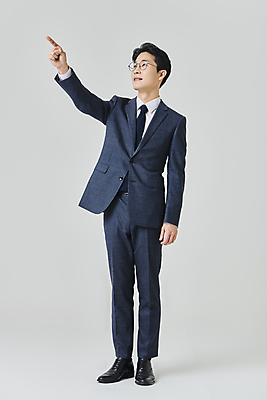 포토 JPG 스튜디오촬영 전신 응시 남자 안경 회색배경 실내 한명 서기 정장 성인 앞모습 30대 비즈니스라이프 한국인 가리킴 직장인 비즈니스맨 정장구두 성인남자한명만 안경낌 국내포토 직업 1 라이프스타일 시선 잡화 옷 구두 뷰포인트 백그라운드 비즈니스 모션 사람 동양인 손짓 내부 장년 회색 남자한명만 성인남자만 파일형식