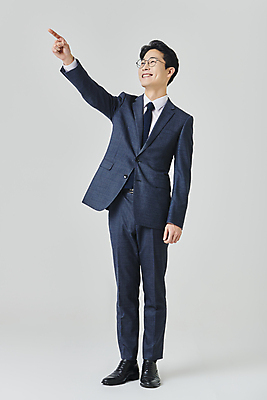 포토 JPG 스튜디오촬영 전신 응시 남자 안경 회색배경 실내 한명 서기 미소 정장 성인 앞모습 30대 비즈니스라이프 한국인 가리킴 직장인 비즈니스맨 정장구두 성인남자한명만 안경낌 국내포토 직업 1 라이프스타일 시선 잡화 옷 구두 뷰포인트 백그라운드 비즈니스 모션 표정 사람 동양인 손짓 내부 장년 회색 남자한명만 성인남자만 파일형식