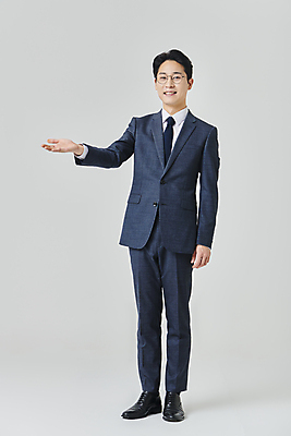 포토 JPG 스튜디오촬영 전신 응시 남자 안경 회색배경 실내 한명 서기 미소 정장 성인 앞모습 30대 비즈니스라이프 한국인 직장인 비즈니스맨 손내밀기 정장구두 성인남자한명만 안경낌 국내포토 직업 1 라이프스타일 시선 잡화 옷 구두 뷰포인트 백그라운드 비즈니스 모션 표정 사람 동양인 손짓 내부 장년 회색 남자한명만 성인남자만 파일형식