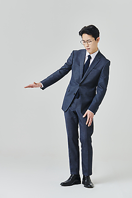 포토 JPG 스튜디오촬영 전신 응시 남자 안경 회색배경 수치 실내 한명 서기 정장 성인 앞모습 30대 비즈니스라이프 손들기 한국인 직장인 비즈니스맨 찡그림 정장구두 재기 성인남자한명만 안경낌 내려보기 국내포토 직업 1 라이프스타일 시선 잡화 옷 구두 뷰포인트 백그라운드 비즈니스 모션 그래프 표정 사람 동양인 내부 장년 회색 남자한명만 성인남자만 파일형식