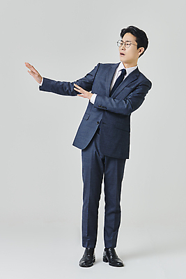 포토 JPG 스튜디오촬영 전신 응시 남자 안경 회색배경 실내 한명 서기 정장 성인 앞모습 30대 비즈니스라이프 한국인 직장인 비즈니스맨 거절 정장구두 손뻗기 성인남자한명만 안경낌 국내포토 직업 1 라이프스타일 시선 잡화 옷 구두 뷰포인트 컨셉 비즈니스 모션 사람 동양인 내부 장년 회색 남자한명만 성인남자만 파일형식 컬러 신발 인종 생활 남자만 성인만