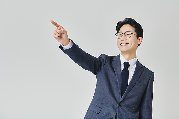 포토 JPG 스튜디오촬영 응시 남자 안경 회색배경 실내 한명 미소 정장 상반신 성인 앞모습 30대 비즈니스라이프 한국인 가리킴 직장인 비즈니스맨 성인남자한명만 안경낌 국내포토 직업 1 라이프스타일 시선 잡화 옷 뷰포인트 백그라운드 비즈니스 표정 사람 동양인 손짓 내부 장년 회색 남자한명만 성인남자만 파일형식