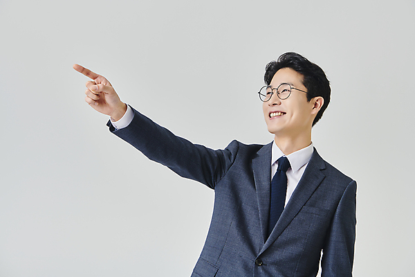 포토 JPG 스튜디오촬영 응시 남자 안경 회색배경 실내 한명 미소 정장 상반신 성인 앞모습 30대 비즈니스라이프 한국인 가리킴 직장인 비즈니스맨 성인남자한명만 안경낌 국내포토 직업 1 라이프스타일 시선 잡화 옷 뷰포인트 백그라운드 비즈니스 표정 사람 동양인 손짓 내부 장년 회색 남자한명만 성인남자만 파일형식