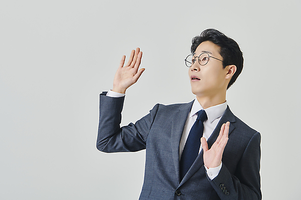 포토 JPG 스튜디오촬영 응시 남자 안경 회색배경 실내 한명 정장 상반신 성인 옆모습 30대 비즈니스라이프 손들기 놀람 한국인 직장인 비즈니스맨 성인남자한명만 안경낌 국내포토 직업 1 라이프스타일 시선 잡화 옷 감정 뷰포인트 백그라운드 비즈니스 모션 표정 사람 동양인 내부 장년 회색 남자한명만 성인남자만 파일형식