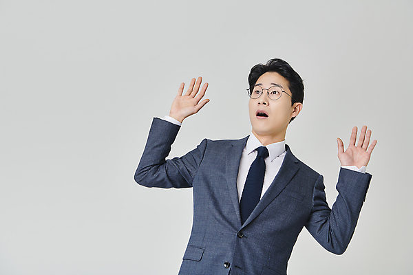 포토 JPG 스튜디오촬영 응시 남자 안경 회색배경 실내 한명 정장 상반신 성인 앞모습 30대 비즈니스라이프 손들기 놀람 한국인 직장인 비즈니스맨 성인남자한명만 안경낌 국내포토 직업 1 라이프스타일 시선 잡화 옷 감정 뷰포인트 백그라운드 비즈니스 모션 표정 사람 동양인 내부 장년 회색 남자한명만 성인남자만 파일형식