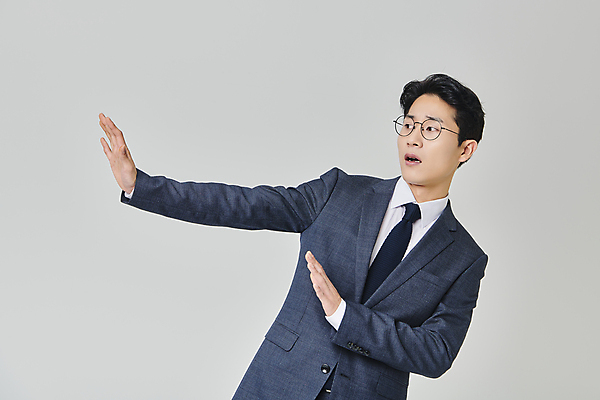 포토 JPG 스튜디오촬영 응시 남자 안경 회색배경 실내 한명 정장 상반신 성인 앞모습 30대 비즈니스라이프 한국인 직장인 비즈니스맨 거절 손뻗기 성인남자한명만 안경낌 국내포토 직업 1 라이프스타일 시선 잡화 옷 뷰포인트 백그라운드 컨셉 비즈니스 모션 사람 동양인 내부 장년 회색 남자한명만 성인남자만 파일형식