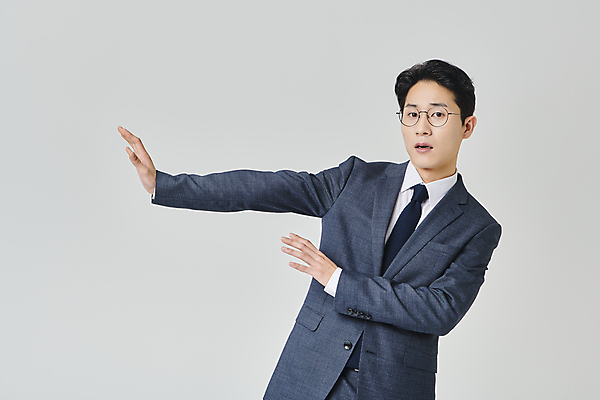 포토 JPG 스튜디오촬영 응시 남자 안경 회색배경 실내 한명 정장 상반신 성인 앞모습 30대 비즈니스라이프 한국인 직장인 비즈니스맨 거절 손뻗기 성인남자한명만 안경낌 국내포토 직업 1 라이프스타일 시선 잡화 옷 뷰포인트 백그라운드 컨셉 비즈니스 모션 사람 동양인 내부 장년 회색 남자한명만 성인남자만 파일형식