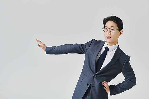 포토 JPG 스튜디오촬영 응시 남자 안경 허리손 회색배경 실내 한명 정장 상반신 성인 앞모습 30대 비즈니스라이프 한국인 직장인 비즈니스맨 거절 손뻗기 성인남자한명만 안경낌 국내포토 직업 1 라이프스타일 시선 잡화 옷 뷰포인트 포즈 백그라운드 컨셉 비즈니스 모션 사람 동양인 내부 장년 회색 남자한명만 성인남자만 파일형식