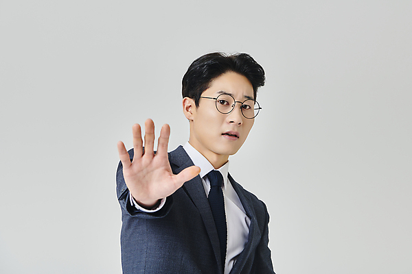 포토 JPG 스튜디오촬영 응시 남자 안경 회색배경 실내 한명 정장 상반신 성인 옆모습 30대 비즈니스라이프 한국인 직장인 비즈니스맨 거절 손뻗기 성인남자한명만 안경낌 국내포토 직업 1 라이프스타일 시선 잡화 옷 뷰포인트 백그라운드 컨셉 비즈니스 모션 사람 동양인 내부 장년 회색 남자한명만 성인남자만 파일형식