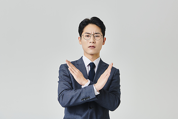 포토 JPG 스튜디오촬영 응시 남자 안경 회색배경 실내 한명 정장 손짓 상반신 성인 앞모습 30대 비즈니스라이프 한국인 직장인 비즈니스맨 찡그림 X 거절 성인남자한명만 안경낌 국내포토 직업 1 라이프스타일 알파벳 시선 잡화 옷 뷰포인트 백그라운드 컨셉 비즈니스 모션 표정 사람 동양인 내부 장년 회색 남자한명만 성인남자만 파일형식