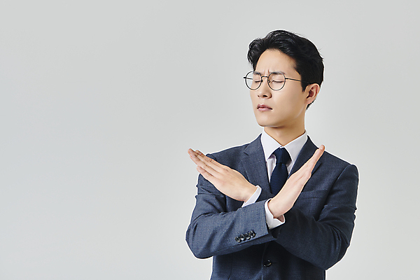 포토 JPG 스튜디오촬영 남자 안경 회색배경 실내 한명 정장 손짓 상반신 성인 앞모습 30대 비즈니스라이프 눈감음 한국인 직장인 비즈니스맨 찡그림 X 거절 성인남자한명만 안경낌 국내포토 직업 1 라이프스타일 알파벳 잡화 옷 뷰포인트 백그라운드 컨셉 비즈니스 모션 표정 사람 동양인 내부 장년 회색 남자한명만 성인남자만 파일형식