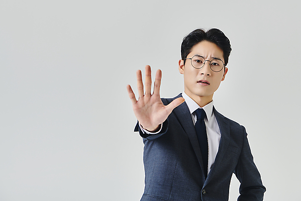 포토 JPG 스튜디오촬영 응시 남자 안경 회색배경 실내 한명 정장 상반신 성인 앞모습 30대 비즈니스라이프 한국인 직장인 비즈니스맨 찡그림 거절 손뻗기 성인남자한명만 안경낌 국내포토 직업 1 라이프스타일 시선 잡화 옷 뷰포인트 백그라운드 컨셉 비즈니스 모션 표정 사람 동양인 내부 장년 회색 남자한명만 성인남자만 파일형식