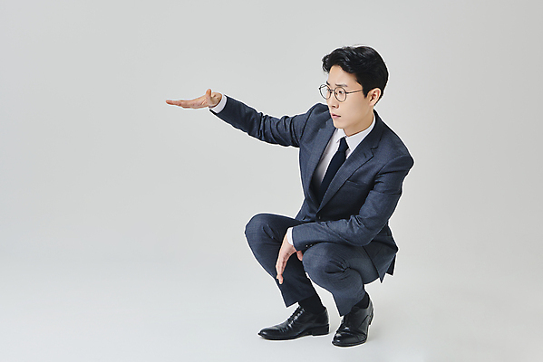 포토 JPG 스튜디오촬영 전신 남자 안경 회색배경 수치 실내 한명 정장 성인 앞모습 30대 비즈니스라이프 손들기 한국인 직장인 비즈니스맨 작음 정장구두 웅크림 재기 성인남자한명만 안경낌 국내포토 직업 1 라이프스타일 잡화 옷 구두 뷰포인트 백그라운드 비즈니스 모션 그래프 사람 동양인 내부 장년 회색 크기 남자한명만 성인남자만 파일형식