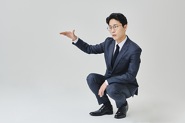 포토 JPG 스튜디오촬영 전신 응시 남자 안경 회색배경 수치 실내 한명 정장 성인 앞모습 30대 비즈니스라이프 손들기 한국인 직장인 비즈니스맨 작음 정장구두 웅크림 재기 성인남자한명만 안경낌 국내포토 직업 1 라이프스타일 시선 잡화 옷 구두 뷰포인트 백그라운드 비즈니스 모션 그래프 사람 동양인 내부 장년 회색 크기 남자한명만 성인남자만 파일형식