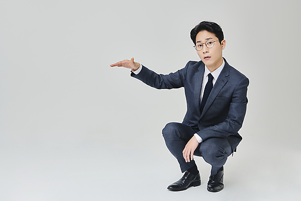 포토 JPG 스튜디오촬영 전신 응시 남자 안경 회색배경 수치 실내 한명 정장 성인 앞모습 30대 비즈니스라이프 손들기 한국인 직장인 비즈니스맨 작음 정장구두 웅크림 재기 성인남자한명만 안경낌 국내포토 직업 1 라이프스타일 시선 잡화 옷 구두 뷰포인트 백그라운드 비즈니스 모션 그래프 사람 동양인 내부 장년 회색 크기 남자한명만 성인남자만 파일형식