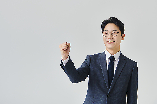 포토 JPG 스튜디오촬영 응시 남자 안경 회색배경 실내 한명 미소 정장 상반신 성인 앞모습 30대 비즈니스라이프 파이팅 주먹 한국인 직장인 비즈니스맨 성인남자한명만 안경낌 국내포토 직업 1 라이프스타일 시선 잡화 옷 뷰포인트 백그라운드 비즈니스 모션 표정 사람 동양인 내부 장년 회색 남자한명만 성인남자만 파일형식