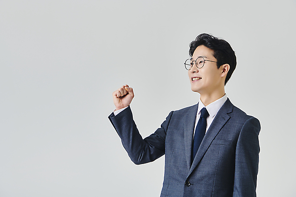 포토 JPG 스튜디오촬영 응시 남자 안경 회색배경 실내 한명 미소 정장 상반신 성인 옆모습 30대 비즈니스라이프 파이팅 주먹 한국인 직장인 비즈니스맨 성인남자한명만 안경낌 국내포토 직업 1 라이프스타일 시선 잡화 옷 뷰포인트 백그라운드 비즈니스 모션 표정 사람 동양인 내부 장년 회색 남자한명만 성인남자만 파일형식