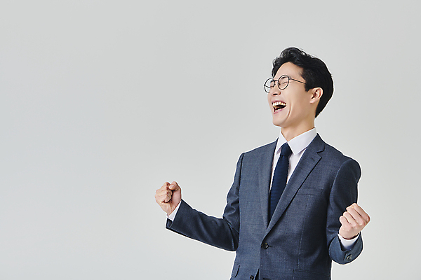 포토 JPG 스튜디오촬영 남자 안경 회색배경 실내 한명 미소 정장 상반신 성인 옆모습 30대 비즈니스라이프 눈감음 파이팅 외침 주먹 한국인 직장인 비즈니스맨 성인남자한명만 안경낌 국내포토 직업 1 라이프스타일 잡화 옷 뷰포인트 백그라운드 비즈니스 모션 표정 사람 동양인 내부 장년 소리 회색 남자한명만 성인남자만 파일형식
