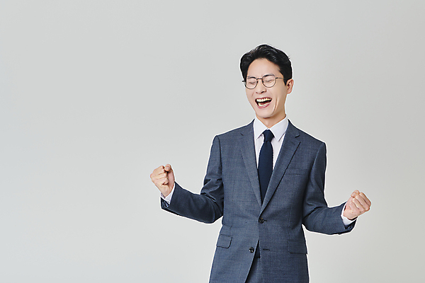 포토 JPG 스튜디오촬영 남자 안경 회색배경 실내 한명 미소 정장 상반신 성인 앞모습 30대 비즈니스라이프 눈감음 파이팅 외침 주먹 한국인 직장인 비즈니스맨 성인남자한명만 안경낌 국내포토 직업 1 라이프스타일 잡화 옷 뷰포인트 백그라운드 비즈니스 모션 표정 사람 동양인 내부 장년 소리 회색 남자한명만 성인남자만 파일형식