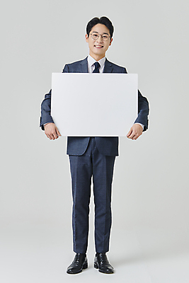 포토 JPG 스튜디오촬영 전신 배너 응시 남자 안경 회색배경 사각프레임 실내 한명 서기 미소 들기 정장 성인 앞모습 30대 비즈니스라이프 한국인 직장인 비즈니스맨 정장구두 성인남자한명만 안경낌 국내포토 직업 1 라이프스타일 시선 잡화 옷 구두 뷰포인트 백그라운드 비즈니스 모션 프레임 표정 사람 동양인 내부 장년 사각형 회색 남자한명만 성인남자만 파일형식 도형 컬러 신발 인종 생활 남자만 성인만