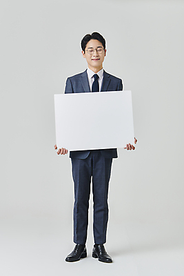 포토 JPG 스튜디오촬영 전신 배너 남자 안경 회색배경 사각프레임 실내 한명 서기 미소 들기 정장 성인 앞모습 30대 비즈니스라이프 눈감음 한국인 직장인 비즈니스맨 정장구두 성인남자한명만 안경낌 국내포토 직업 1 라이프스타일 잡화 옷 구두 뷰포인트 비즈니스 모션 프레임 표정 사람 동양인 내부 장년 사각형 회색 남자한명만 성인남자만 파일형식 도형 컬러 신발 인종 생활 남자만 성인만