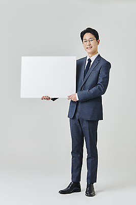 포토 JPG 스튜디오촬영 전신 배너 응시 남자 안경 회색배경 사각프레임 실내 한명 서기 미소 들기 정장 성인 앞모습 30대 비즈니스라이프 한국인 직장인 비즈니스맨 정장구두 성인남자한명만 안경낌 국내포토 직업 1 라이프스타일 시선 잡화 옷 구두 뷰포인트 백그라운드 비즈니스 모션 프레임 표정 사람 동양인 내부 장년 사각형 회색 남자한명만 성인남자만 파일형식 도형 컬러 신발 인종 생활 남자만 성인만