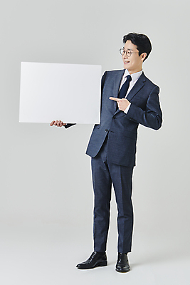 포토 JPG 스튜디오촬영 전신 배너 응시 남자 안경 회색배경 사각프레임 실내 한명 서기 미소 들기 정장 성인 앞모습 30대 비즈니스라이프 한국인 가리킴 직장인 비즈니스맨 정장구두 성인남자한명만 안경낌 국내포토 직업 1 라이프스타일 시선 잡화 옷 구두 뷰포인트 비즈니스 모션 프레임 표정 사람 동양인 손짓 내부 장년 사각형 회색 남자한명만 성인남자만 파일형식 도형 컬러 신발 인종 생활 남자만 성인만