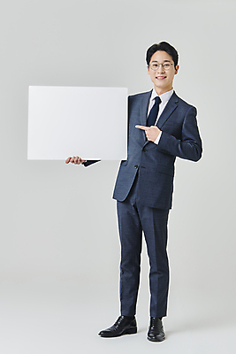 포토 JPG 스튜디오촬영 전신 배너 응시 남자 안경 회색배경 사각프레임 실내 한명 서기 미소 들기 정장 성인 앞모습 30대 비즈니스라이프 한국인 가리킴 직장인 비즈니스맨 정장구두 성인남자한명만 안경낌 국내포토 직업 1 라이프스타일 시선 잡화 옷 구두 뷰포인트 백그라운드 비즈니스 모션 프레임 표정 사람 동양인 손짓 내부 장년 사각형 회색 남자한명만 성인남자만 파일형식