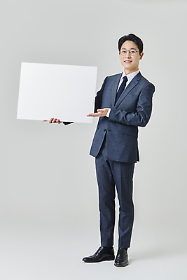 포토 JPG 스튜디오촬영 전신 배너 응시 남자 안경 회색배경 사각프레임 실내 한명 서기 미소 들기 정장 성인 앞모습 30대 비즈니스라이프 한국인 가리킴 직장인 비즈니스맨 정장구두 성인남자한명만 안경낌 국내포토 직업 1 라이프스타일 시선 잡화 옷 구두 뷰포인트 백그라운드 비즈니스 모션 프레임 표정 사람 동양인 손짓 내부 장년 사각형 회색 남자한명만 성인남자만 파일형식