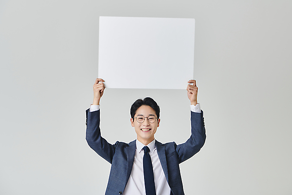 포토 JPG 스튜디오촬영 배너 응시 남자 안경 회색배경 사각프레임 실내 한명 미소 들기 정장 상반신 성인 앞모습 30대 비즈니스라이프 한국인 직장인 비즈니스맨 성인남자한명만 안경낌 국내포토 직업 1 라이프스타일 시선 잡화 옷 뷰포인트 백그라운드 비즈니스 모션 프레임 표정 사람 동양인 내부 장년 사각형 회색 남자한명만 성인남자만 파일형식